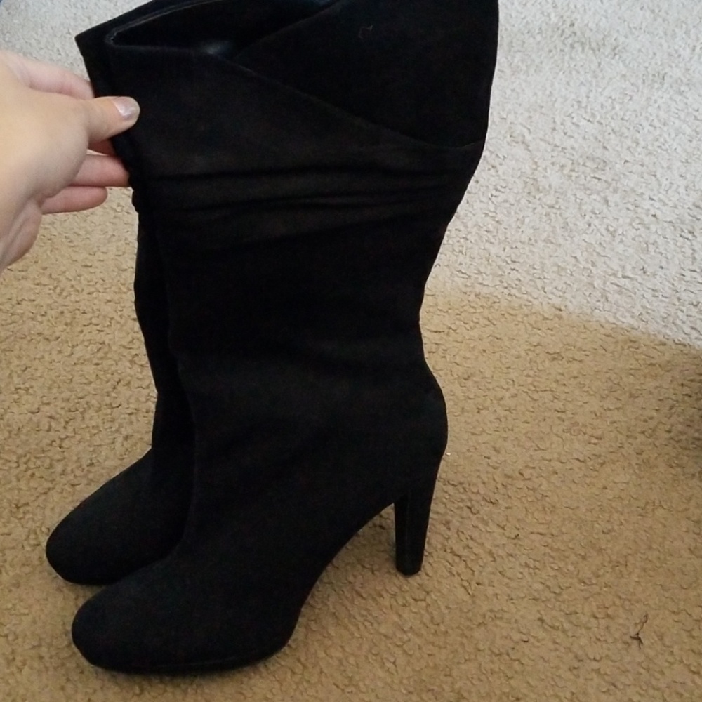 Black boots with small heel